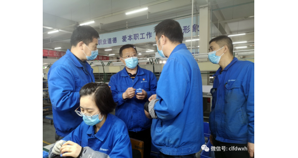 ▌長嶺紡電新聞 ▌ 走在前 做表率 助生產(chǎn) 保交付 長嶺紡電新產(chǎn)品生產(chǎn)任務緊，機關支部來幫忙
